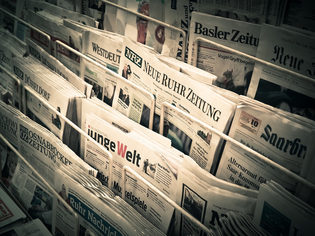 Mit Zeitungspapier ausgestopft trocknen nasse Schuhe