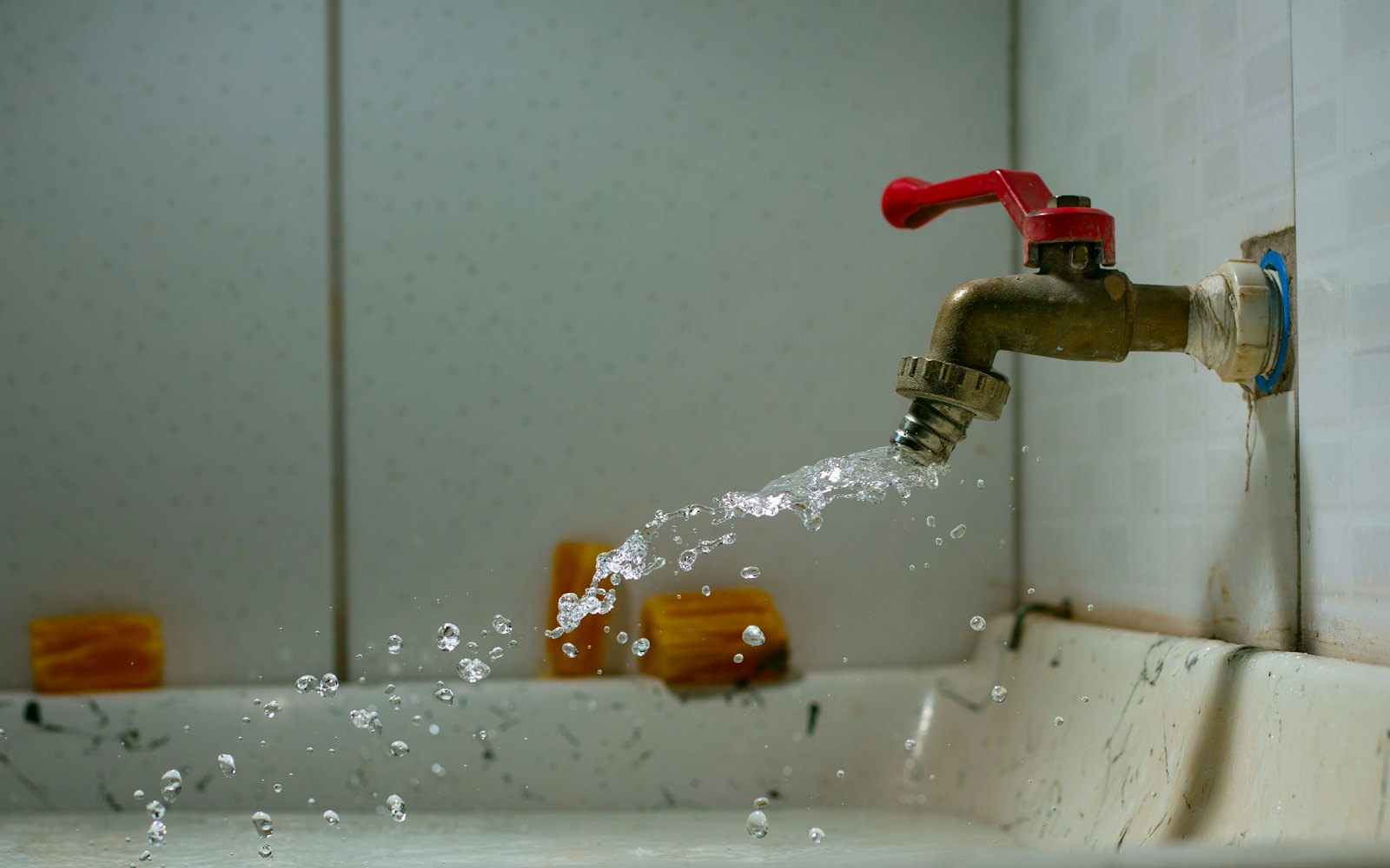Verstopften Abfluss frei bekommen: Ohne Chemie und Klempner