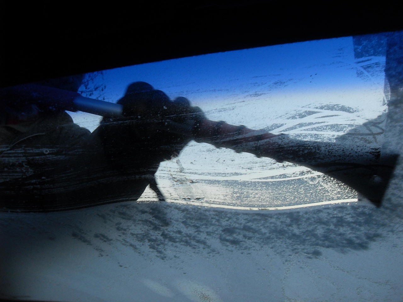 Autoscheibe schnell enteisen: eisfrei in Minuten ohne Kratzstress