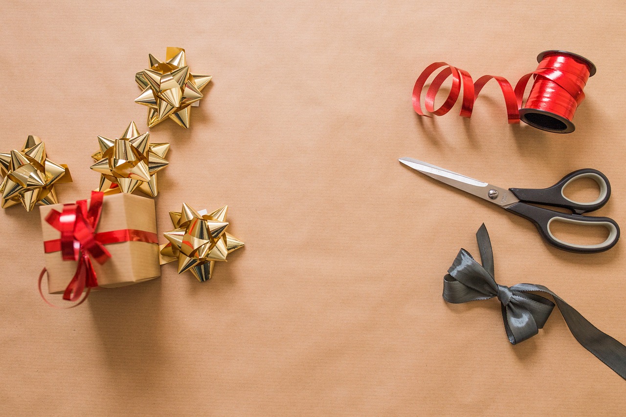 Geschenke kreativ verpacken: Mit kleinen Tricks zum Hingucker