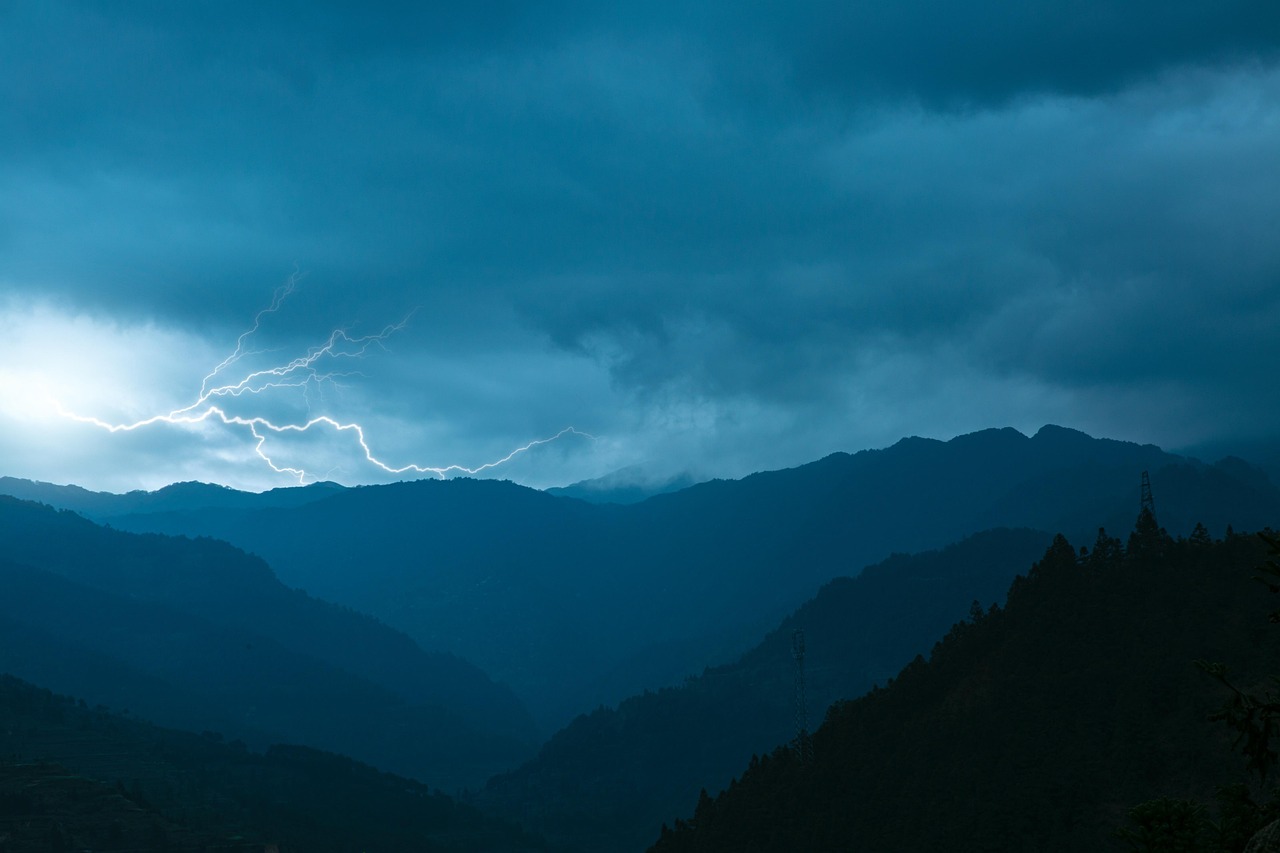 Bei Sturm und Unwetter schützen: Was vor, während und nach dem Gewitter zählt